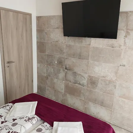 Szarszo Apartment *